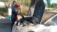 Autom&oacute;vil se incendia en Uman