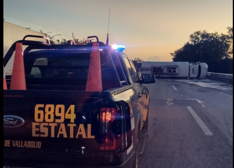 Se vuelca pipa en la Valladolid-Cancún