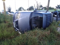 Exceso de velocidad y piso mojado causan volcadura&nbsp;
