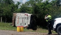 Vuelca cami&oacute;n de la empresa Bachoco