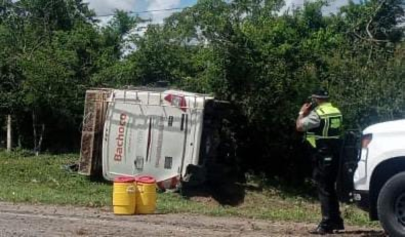 Vuelca camión de la empresa Bachoco