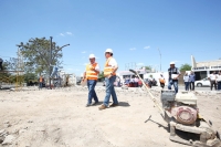 Supervisa Ren&aacute;n trabajos de gran parque en Ciudad Caucel