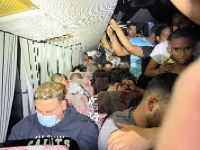 Asegura INM a 80 migrantes que viajaban en autob&uacute;s tur&iacute;stico