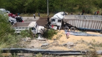 Tr&aacute;iler y volquete caen de puente en la M&eacute;rida-Progreso