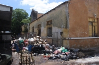 Basura se amontona en c&eacute;ntrico tianguis