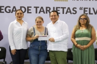 Gobernador contin&uacute;a con la entrega de tarjetas "Elvia Carrillo Puerto"