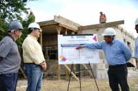 Ren&aacute;n Barrera supervisa construcci&oacute;n de comedor comunitario