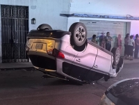 Volcadura en Centro de M&eacute;rida deja da&ntilde;os materiales